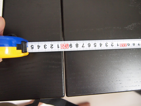 机の幅を測定